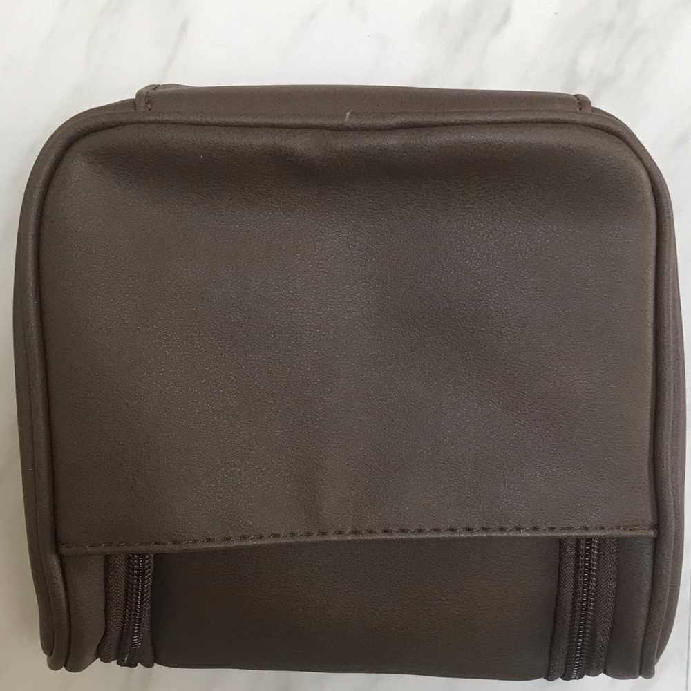 First Class Toiletries Bag - Picture 5 of 8
